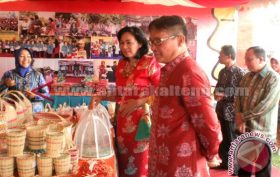 20140915bupati-barsel-farid-yusran-meninjau-stand-pameran-
