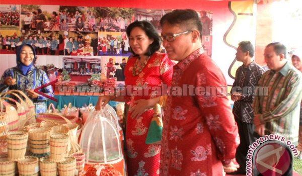 20140915bupati-barsel-farid-yusran-meninjau-stand-pameran-