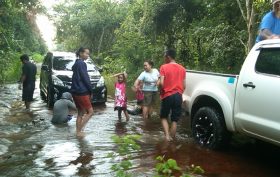 1457596097-kondisi-banjir-di-jalan-abeh-buntok-saat-ini-di-jadikan-tempat-pemandian-dan-mencuci-kendaraan-bagi-warga-setempat