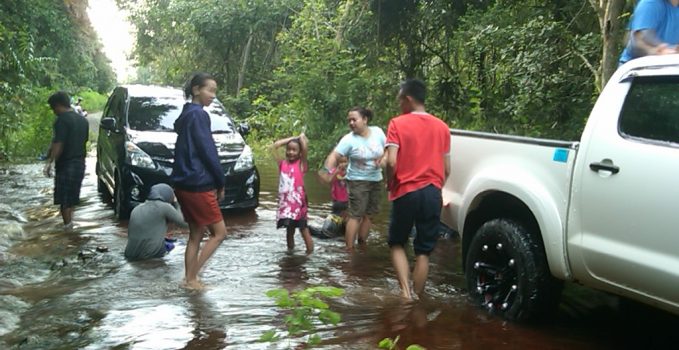 1457596097-kondisi-banjir-di-jalan-abeh-buntok-saat-ini-di-jadikan-tempat-pemandian-dan-mencuci-kendaraan-bagi-warga-setempat