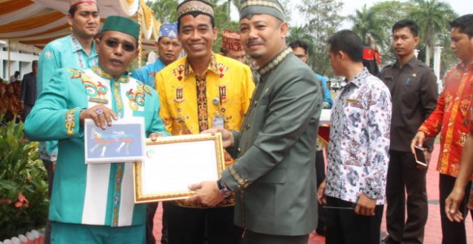 Bantuan-csr-bank-kalteng-ke-pemkab-barsel-696x431